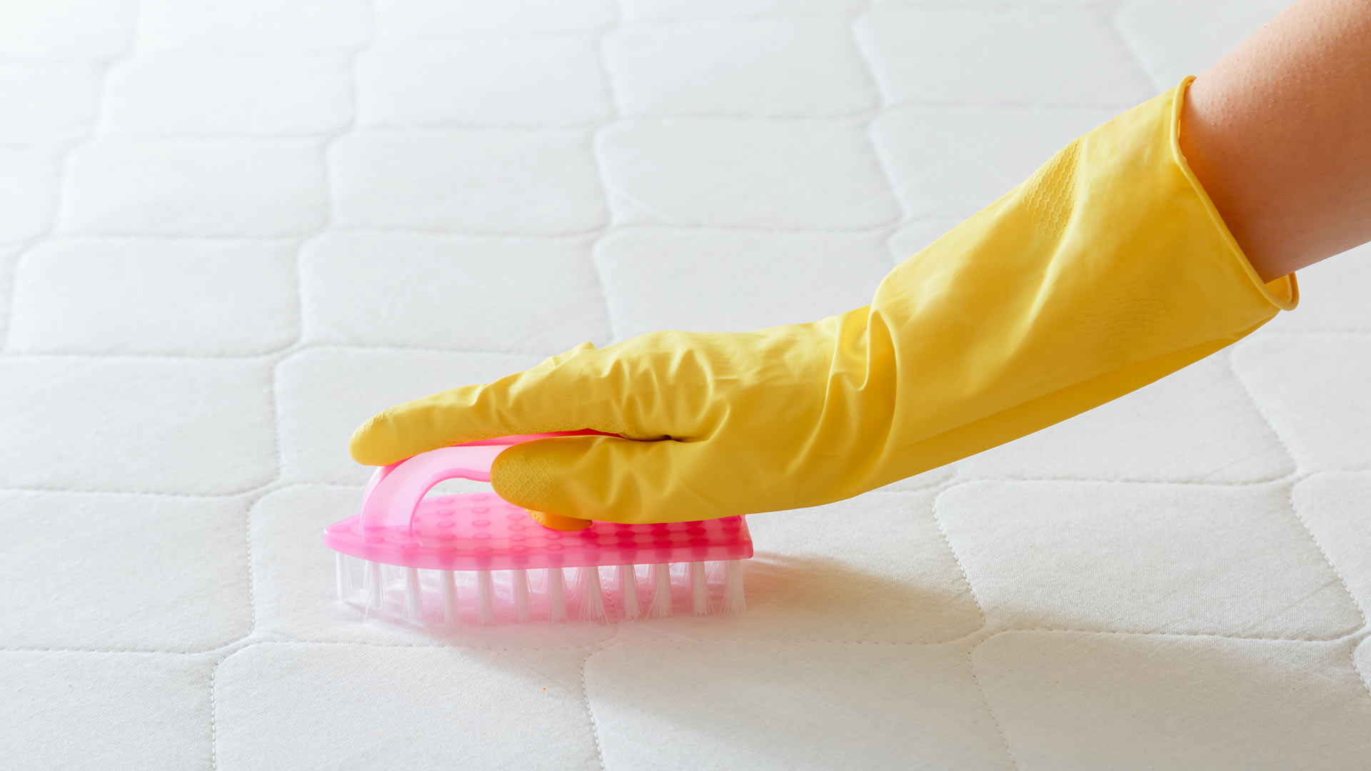 Come pulire il materasso: consigli per una perfetta manutenzione