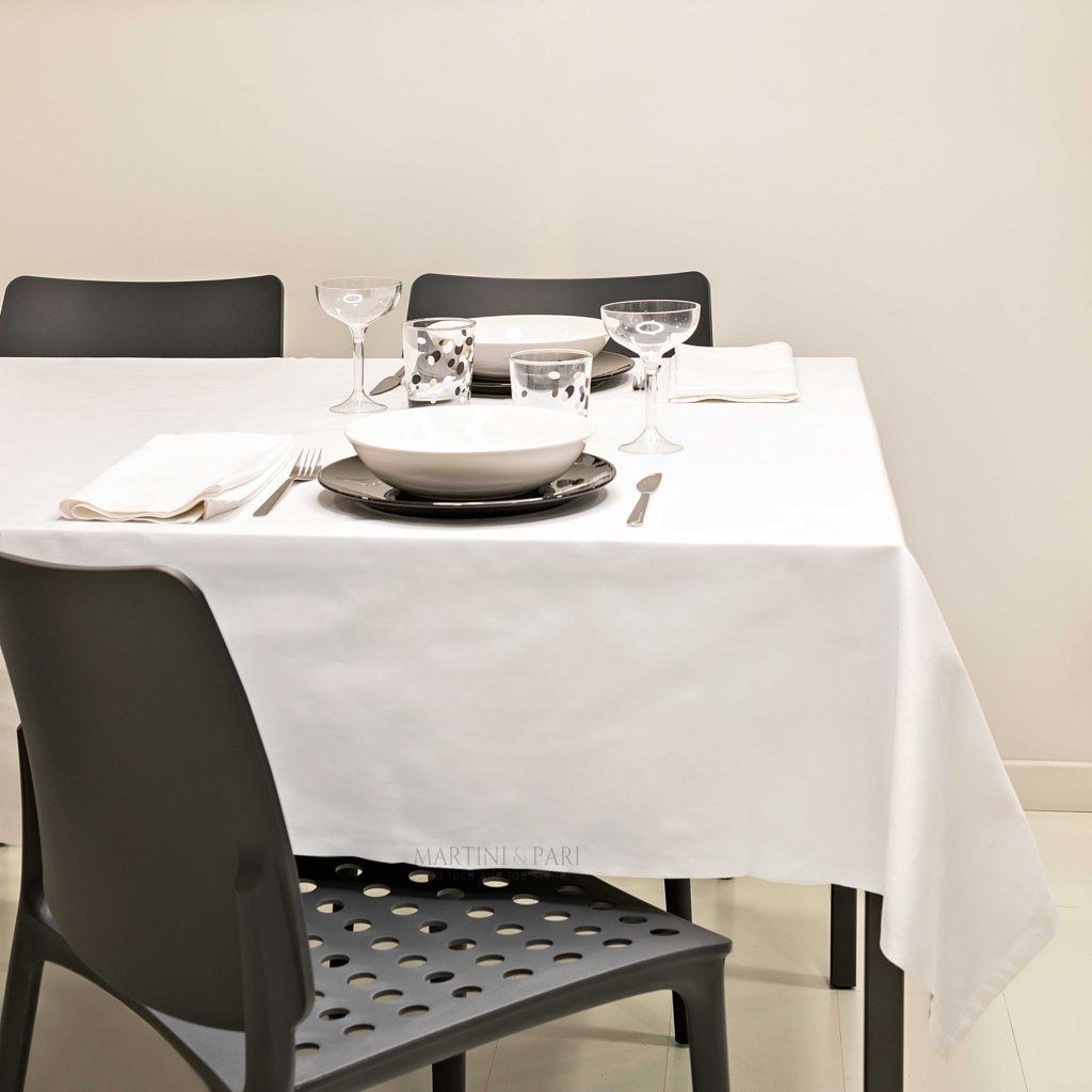 Elegante sala da pranzo con tovaglia bianca