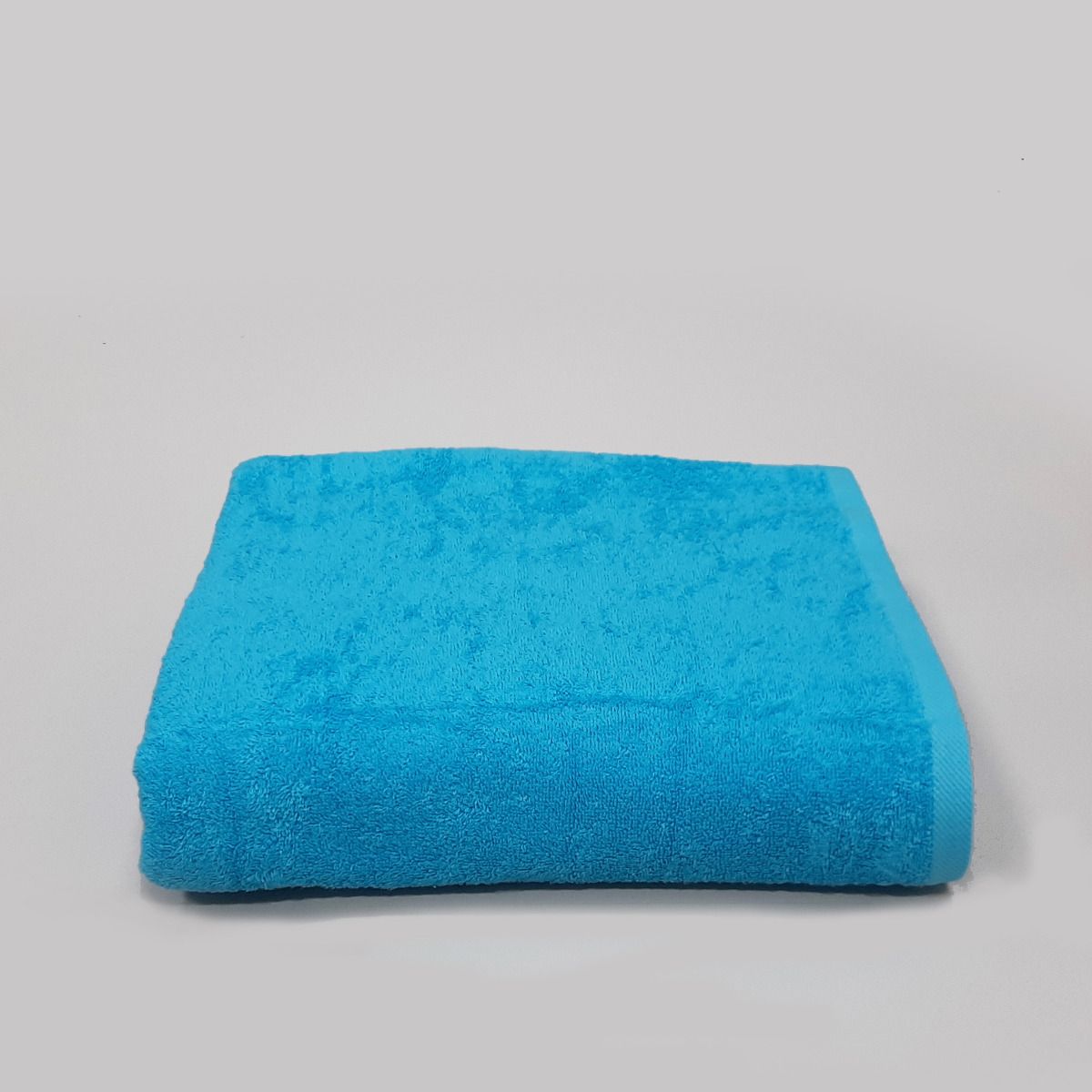 Telo doccia azzurro e asciugamani bagno